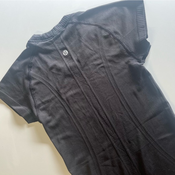 Lululemon athletic swiftie tee t-shirt size 2 black - Picture 3 of 9